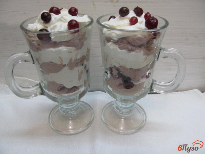 Фото приготовление рецепта: Десерт из творога с ягодами и взбитыми сливками шаг №8