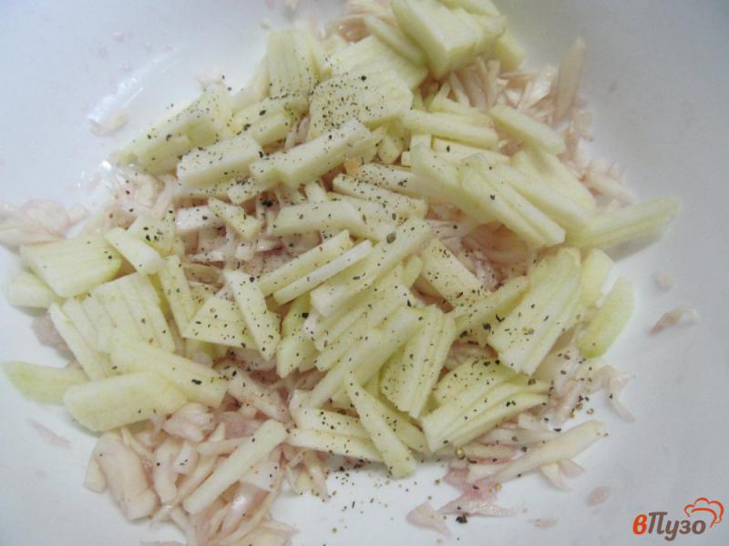 Фото приготовление рецепта: Салат из капусты с яблоком и клюквой шаг №2