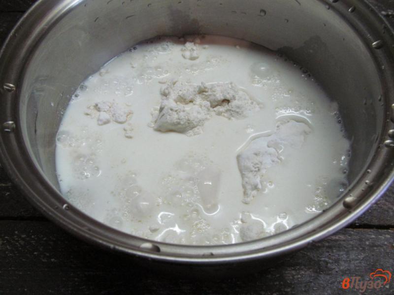 Фото приготовление рецепта: Десерт из молока с орехами шаг №2
