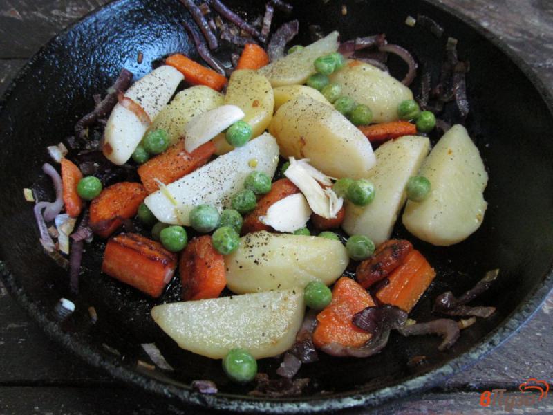 Фото приготовление рецепта: Жареные овощи с горошком шаг №5