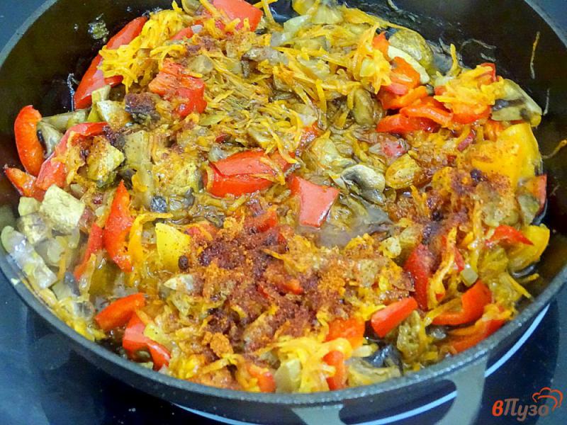 Фото приготовление рецепта: Спагетти с соевым соусом, грибами и овощами шаг №6