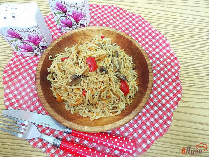 Фото приготовление рецепта: Спагетти с соевым соусом, грибами и овощами шаг №8