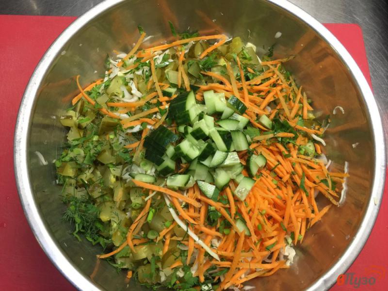 Фото приготовление рецепта: Салат из белокочанной капусты, огурца и моркови шаг №5