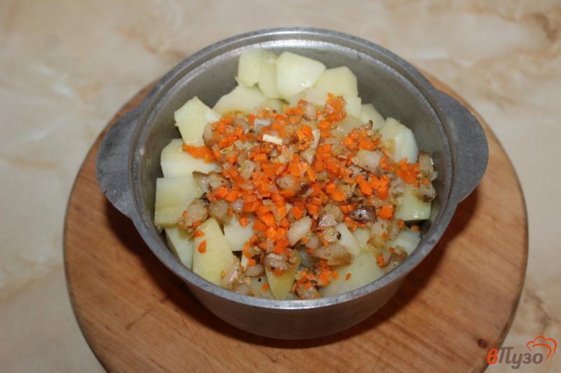 Фото приготовление рецепта: Картофельное пюре со шпиком и морковью по - деревенски шаг №6