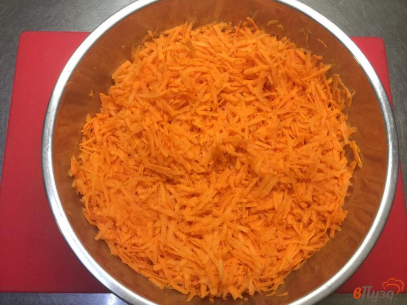 Фото приготовление рецепта: Салат из свежей моркови с чесноком и французской горчицей шаг №1