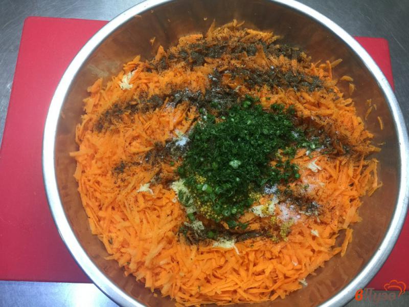 Фото приготовление рецепта: Салат из свежей моркови с чесноком и французской горчицей шаг №4