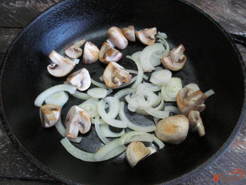 Фото приготовление рецепта: Решти с тушеными грибами и куриным филе шаг №3