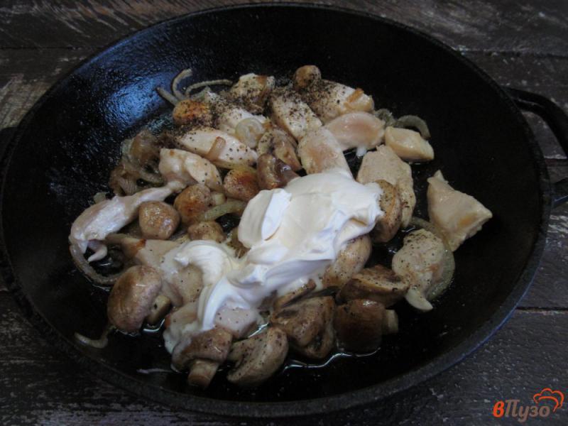 Фото приготовление рецепта: Решти с тушеными грибами и куриным филе шаг №7