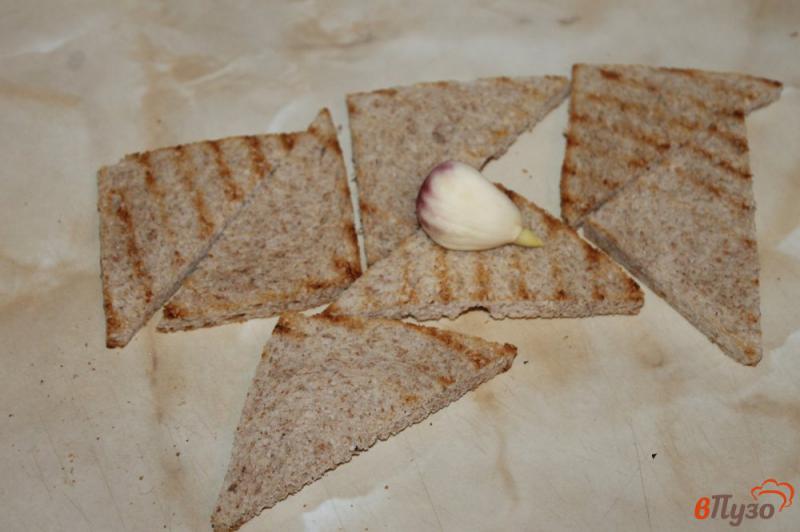 Фото приготовление рецепта: Бутерброды с рыбой и соусом песто шаг №3