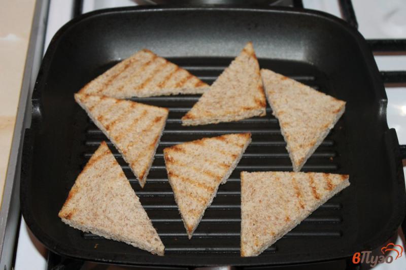 Фото приготовление рецепта: Бутерброды с рыбой и соусом песто шаг №2