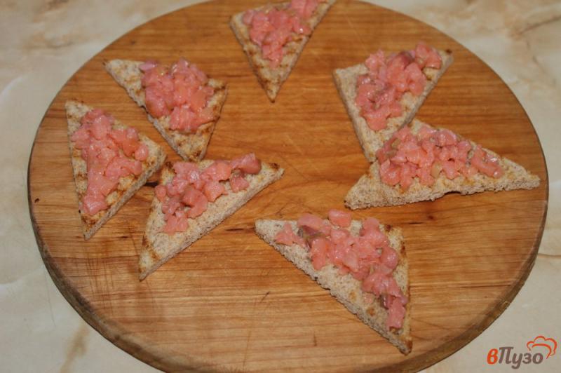 Фото приготовление рецепта: Бутерброды с рыбой и соусом песто шаг №5