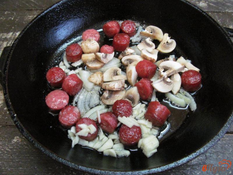 Фото приготовление рецепта: Колбаски с грибами и перловой кашей шаг №3