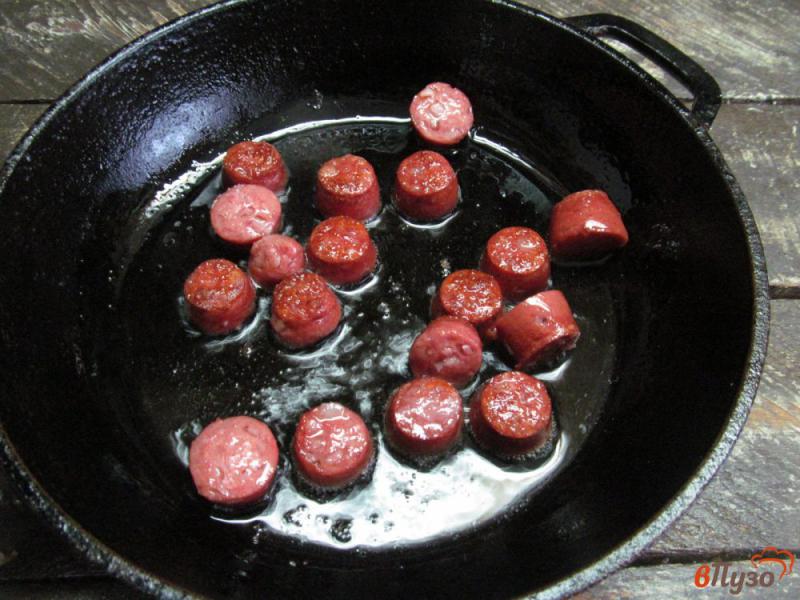 Фото приготовление рецепта: Колбаски с грибами и перловой кашей шаг №2