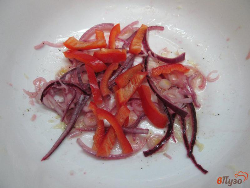 Фото приготовление рецепта: Салат из жареных вешенок с помидором черри шаг №3