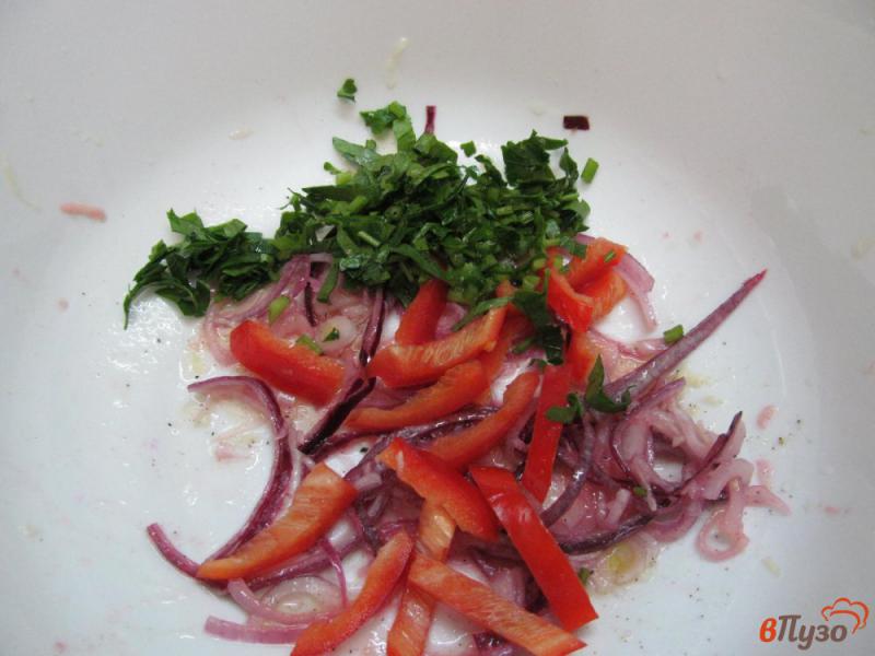Фото приготовление рецепта: Салат из жареных вешенок с помидором черри шаг №4