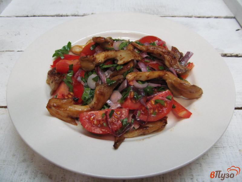 Фото приготовление рецепта: Салат из жареных вешенок с помидором черри шаг №7