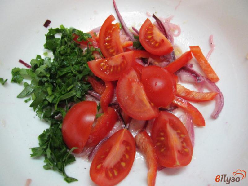 Фото приготовление рецепта: Салат из жареных вешенок с помидором черри шаг №5