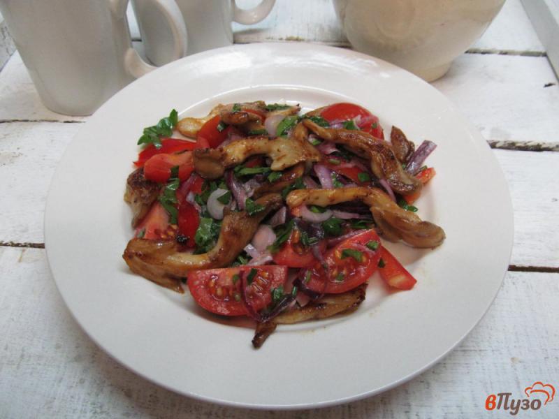 Фото приготовление рецепта: Салат из жареных вешенок с помидором черри шаг №8