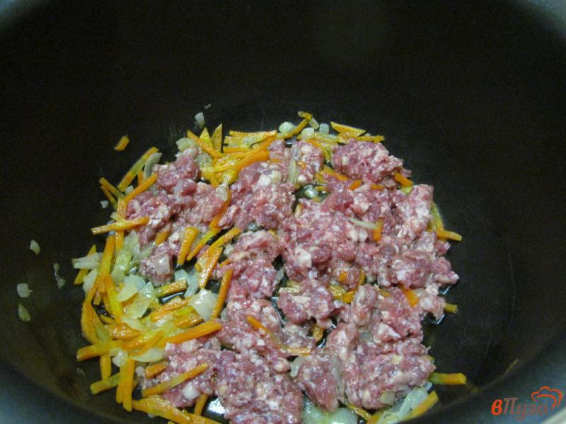 Фото приготовление рецепта: Макароны с мясным фаршем в мультиварке шаг №2