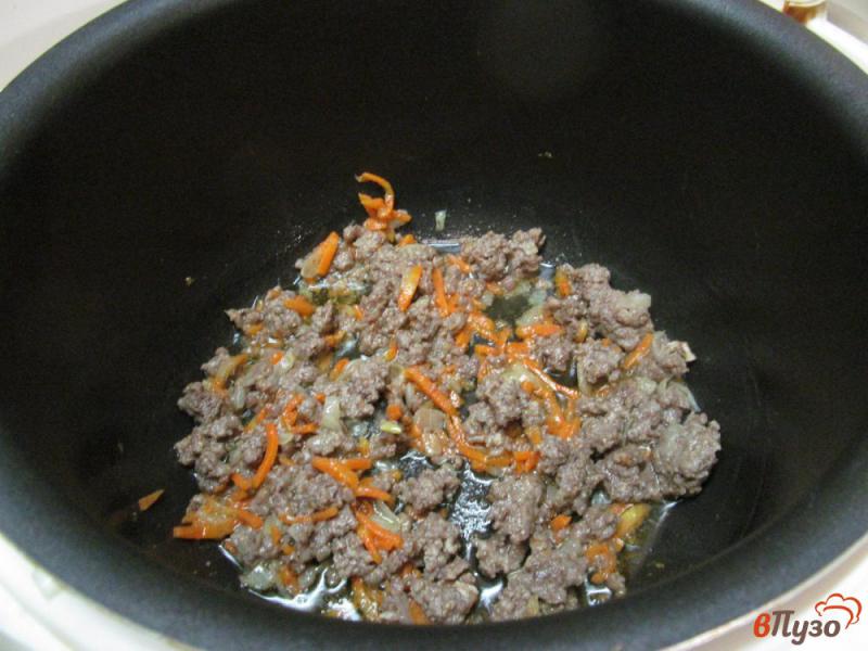 Фото приготовление рецепта: Макароны с мясным фаршем в мультиварке шаг №3
