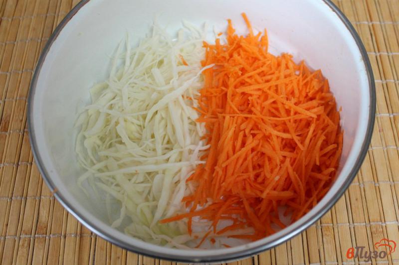 Фото приготовление рецепта: Салат из капусты и моркови с кукурузой и крабовыми палочками шаг №1
