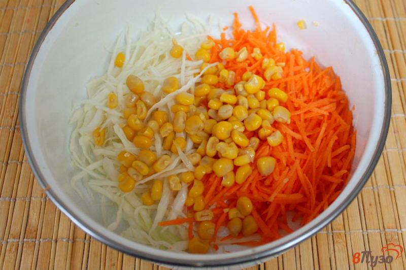 Фото приготовление рецепта: Салат из капусты и моркови с кукурузой и крабовыми палочками шаг №2