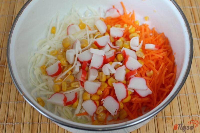 Фото приготовление рецепта: Салат из капусты и моркови с кукурузой и крабовыми палочками шаг №3