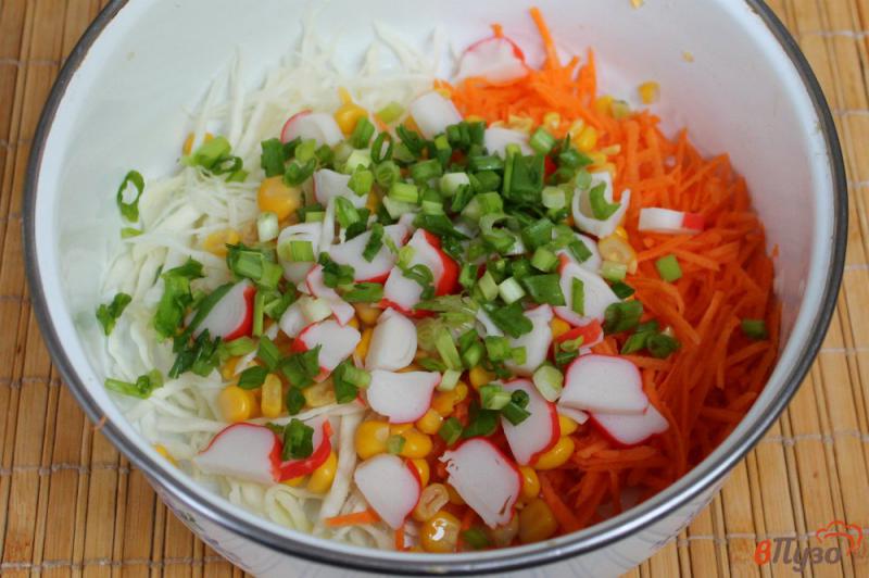 Фото приготовление рецепта: Салат из капусты и моркови с кукурузой и крабовыми палочками шаг №4