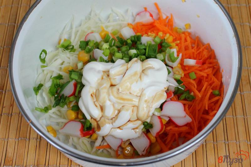 Фото приготовление рецепта: Салат из капусты и моркови с кукурузой и крабовыми палочками шаг №5