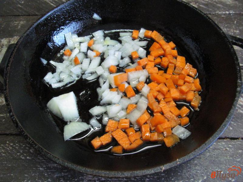 Фото приготовление рецепта: Овощи с грибами и горошком в горшочках шаг №1