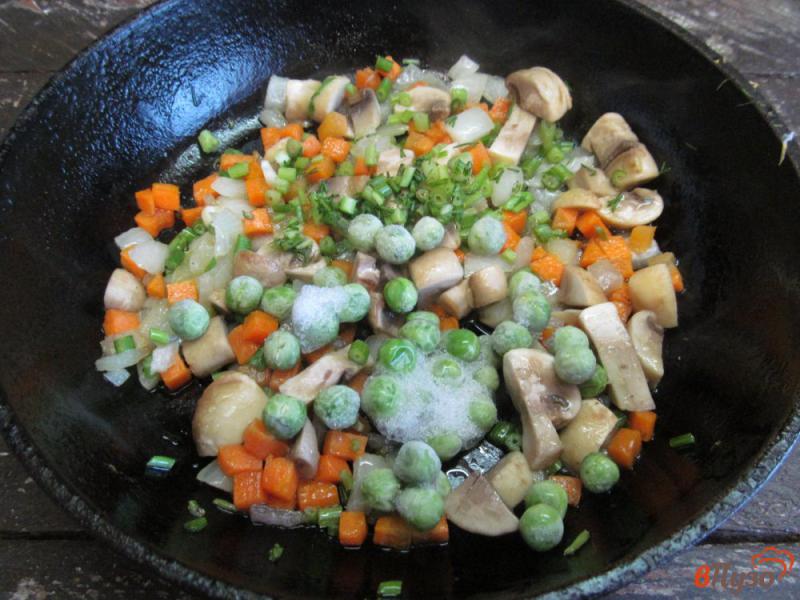 Фото приготовление рецепта: Овощи с грибами и горошком в горшочках шаг №3