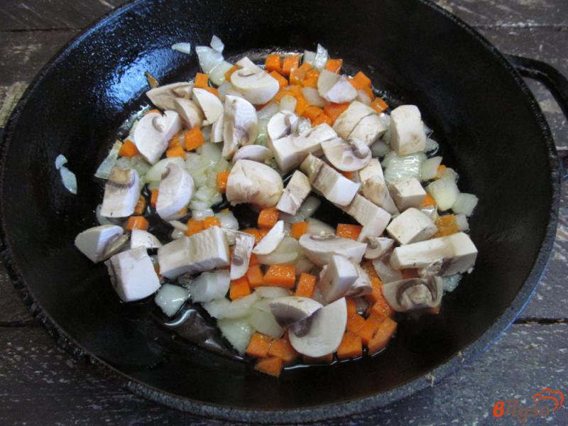 Фото приготовление рецепта: Овощи с грибами и горошком в горшочках шаг №2