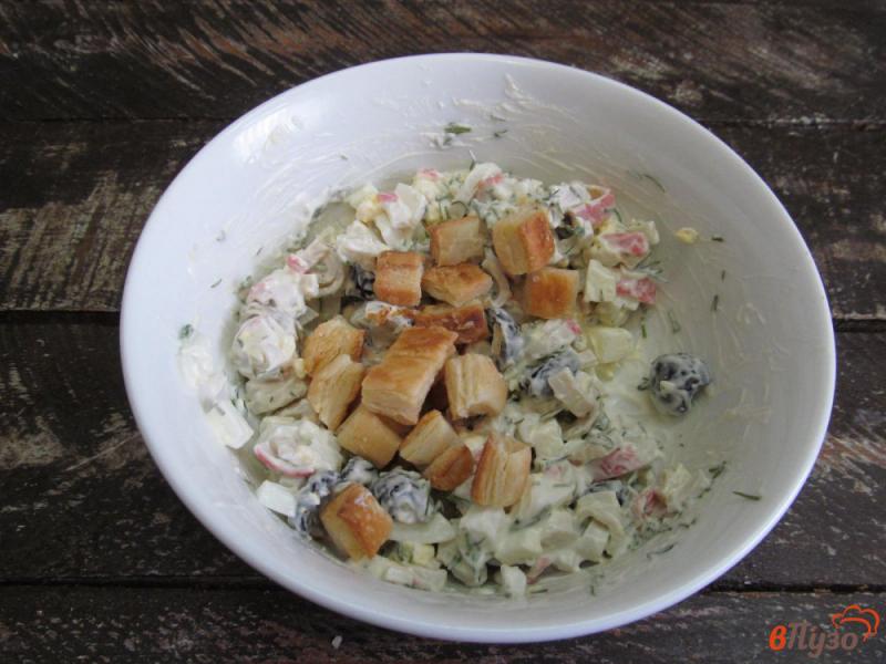 Фото приготовление рецепта: Салат из крабовых палочек с крутонами шаг №4