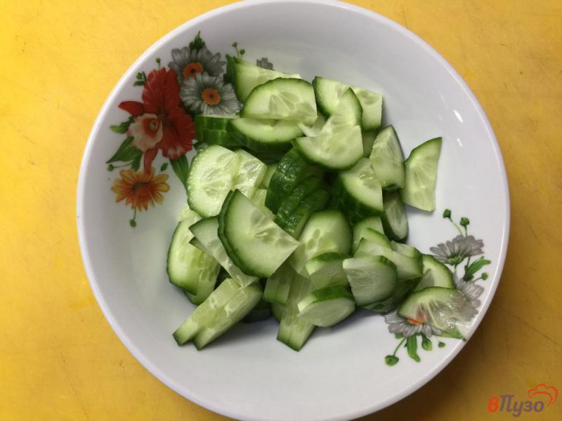 Фото приготовление рецепта: Салат из огурцов, зеленого лука и феты шаг №1