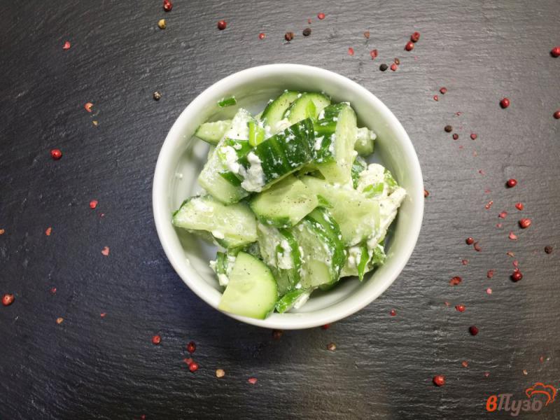 Фото приготовление рецепта: Салат из огурцов, зеленого лука и феты шаг №5