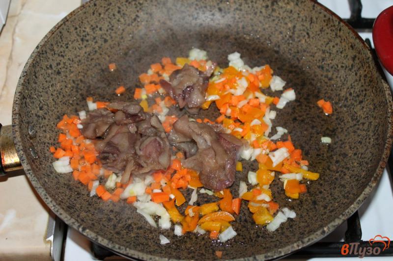 Фото приготовление рецепта: Суп с грибами и пельменями шаг №4