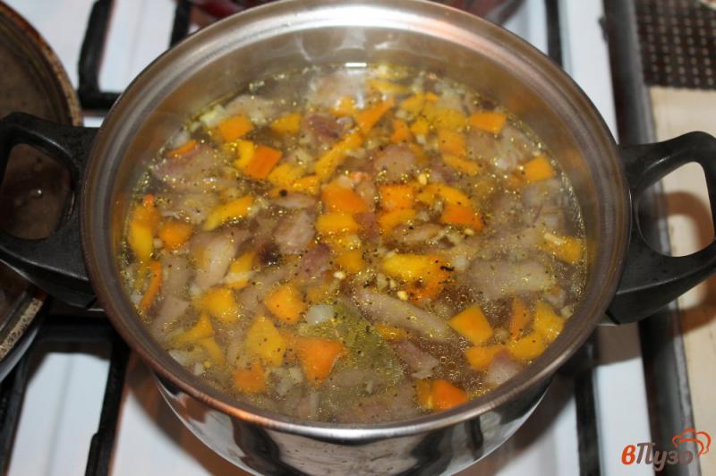 Фото приготовление рецепта: Суп с грибами и пельменями шаг №5