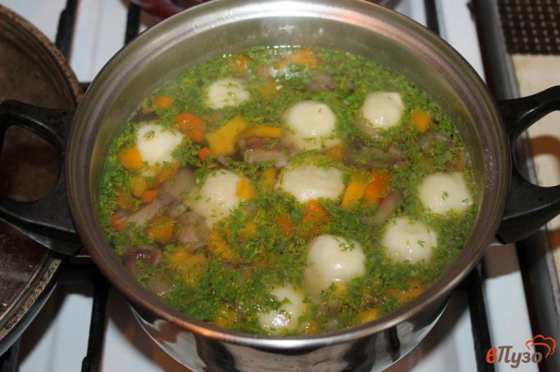 Фото приготовление рецепта: Суп с грибами и пельменями шаг №7