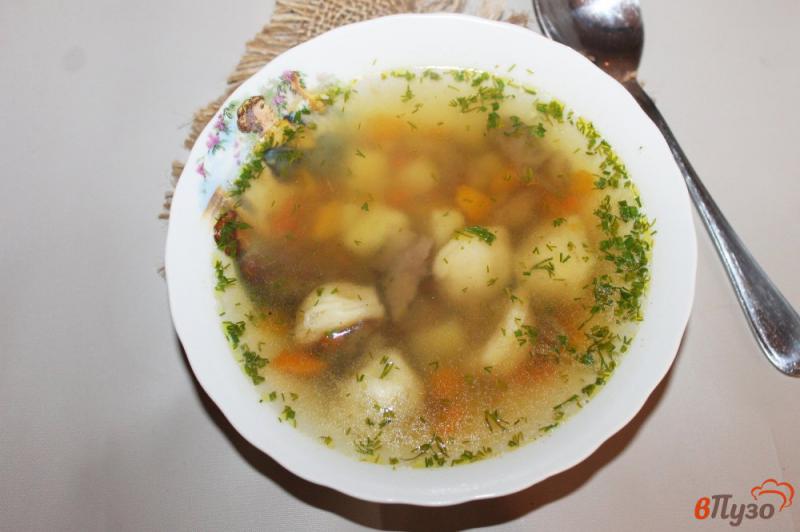 Фото приготовление рецепта: Суп с грибами и пельменями шаг №8