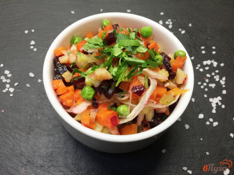 Фото приготовление рецепта: Винегрет из печеных овощей с квашеной капустой и зеленым горошком шаг №6