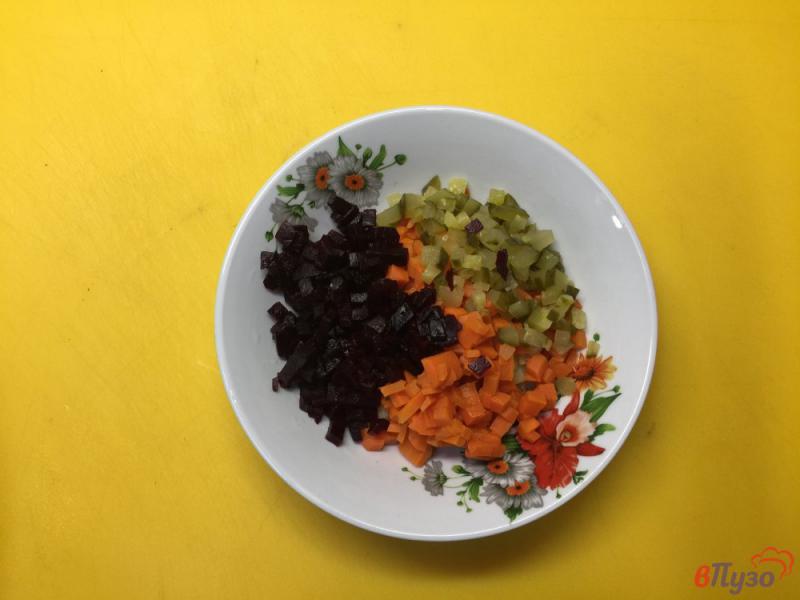 Фото приготовление рецепта: Винегрет из печеных овощей с квашеной капустой и зеленым горошком шаг №3