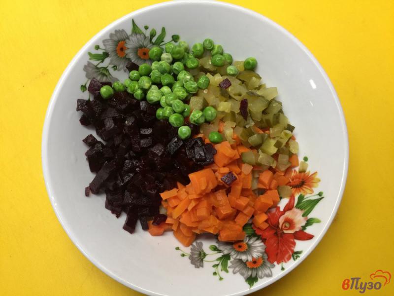 Фото приготовление рецепта: Винегрет из печеных овощей с квашеной капустой и зеленым горошком шаг №4