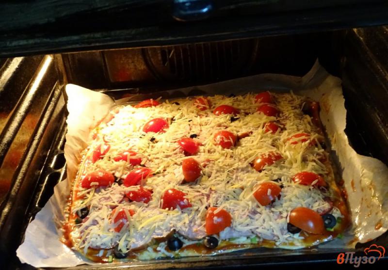 Фото приготовление рецепта: Пицца с двумя видами сыра шаг №19