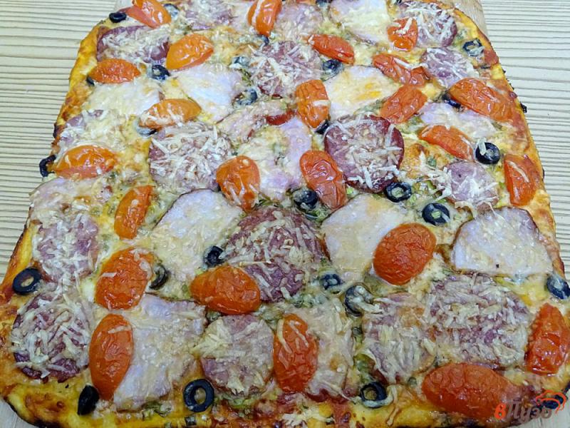 Фото приготовление рецепта: Пицца с двумя видами сыра шаг №20