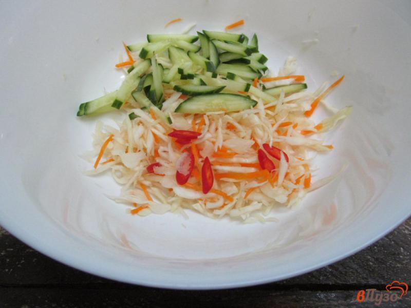 Фото приготовление рецепта: Салат из капусты с болгарским перцем и кукурузой шаг №2