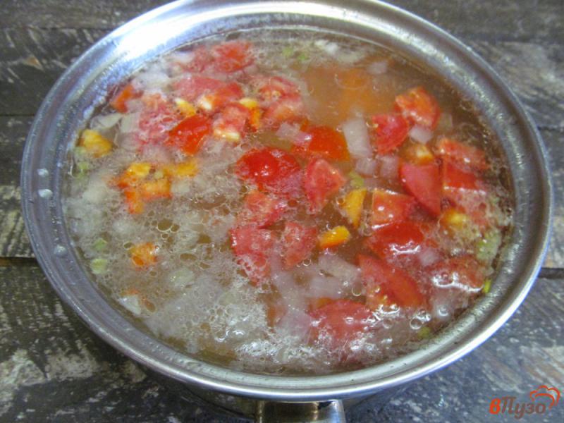 Фото приготовление рецепта: Томатный суп на курином бульоне с яичной вермишелью шаг №4