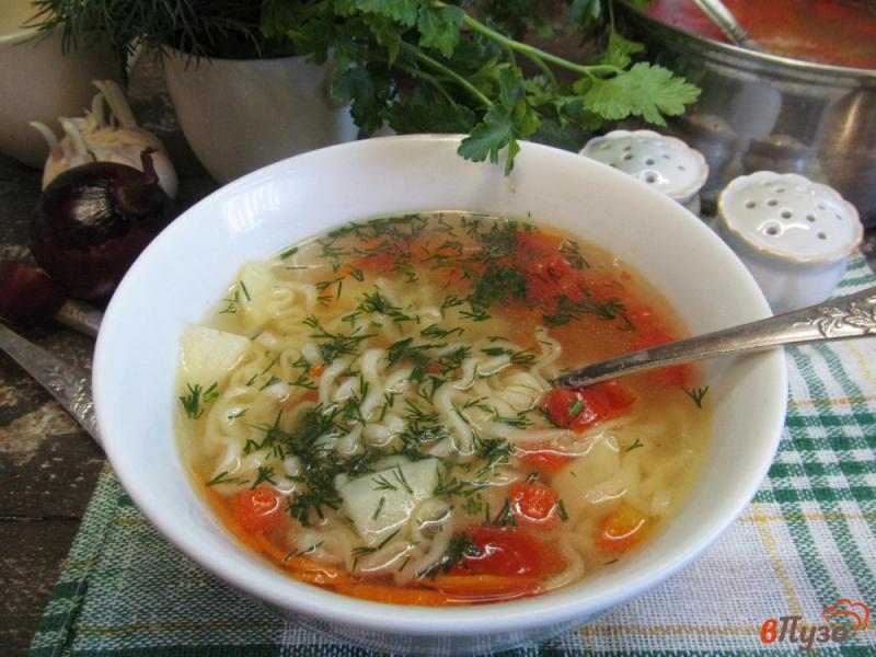 Фото приготовление рецепта: Томатный суп на курином бульоне с яичной вермишелью шаг №6