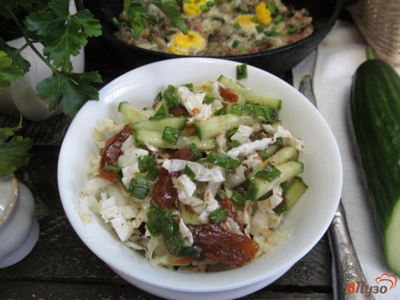 Фото приготовление рецепта: Салат из пекинской капусты с хурмой шаг №5