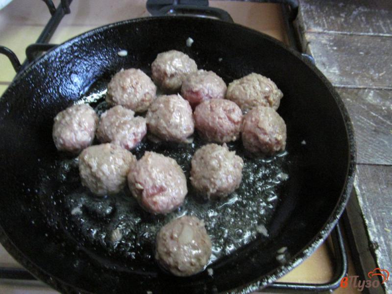 Фото приготовление рецепта: Запеканка из картофеля с фрикадельками шаг №3