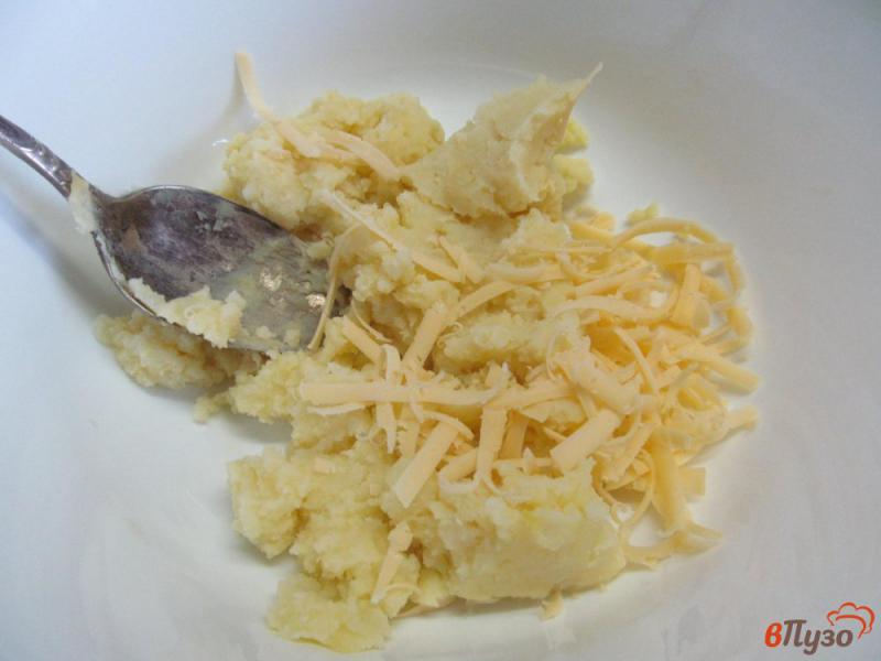 Фото приготовление рецепта: Запеканка из картофеля с фрикадельками шаг №4